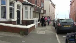 Групповуха толстых женщин с пенсионерами с поревом на большой кровати и куни